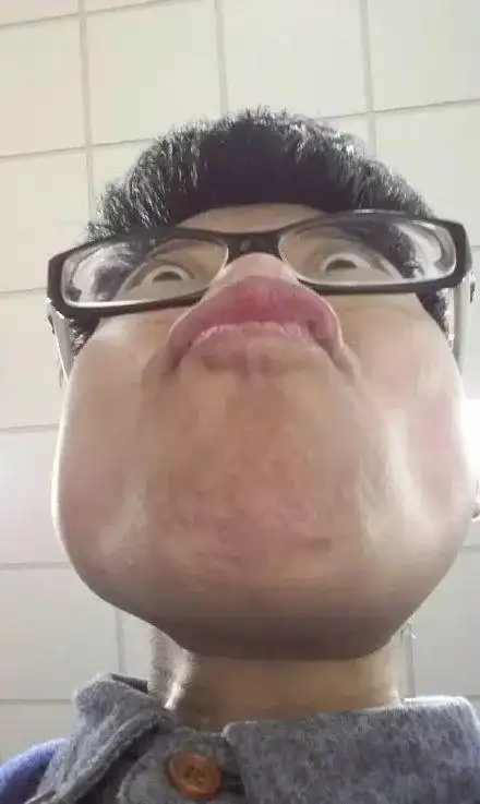 沙雕网友终于也被偷拍了照片让人笑到窒息哈哈哈哈