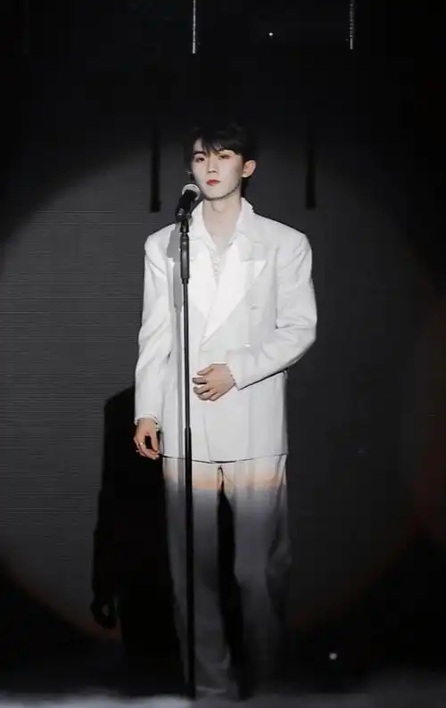 马嘉祺在我荒凉的土地上你是最后的玫瑰