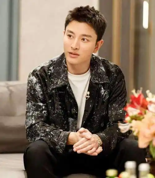 原创新恋情贾乃亮与白衣女子入住酒店女子短发齐肩身材高挑