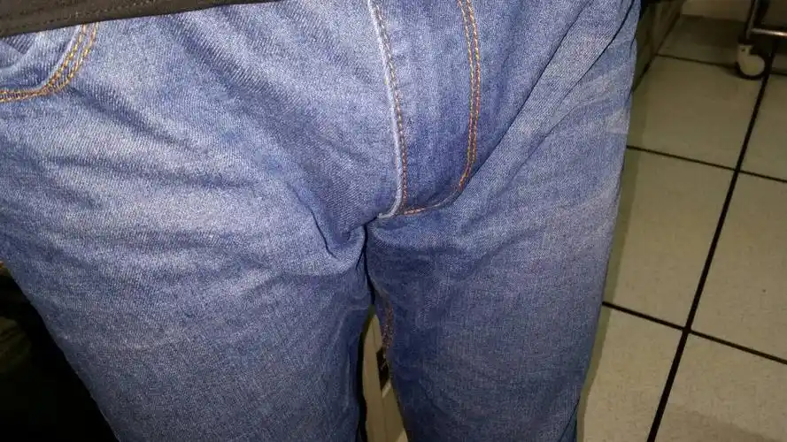 所以才会这样,你试试把裤子腰放低点穿 最低了 回答 你变态吗总是照档