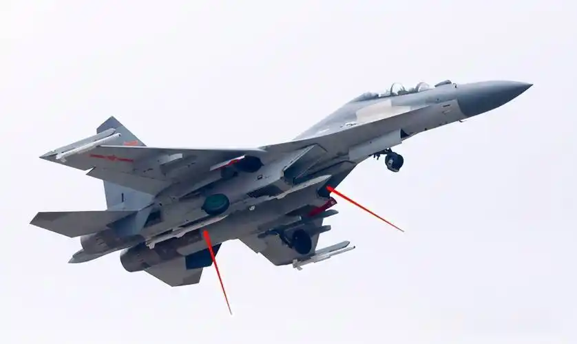 中国空军重型战机曝新照:4枚导弹杀气腾腾,太行改喷出红色火舌_霹雳