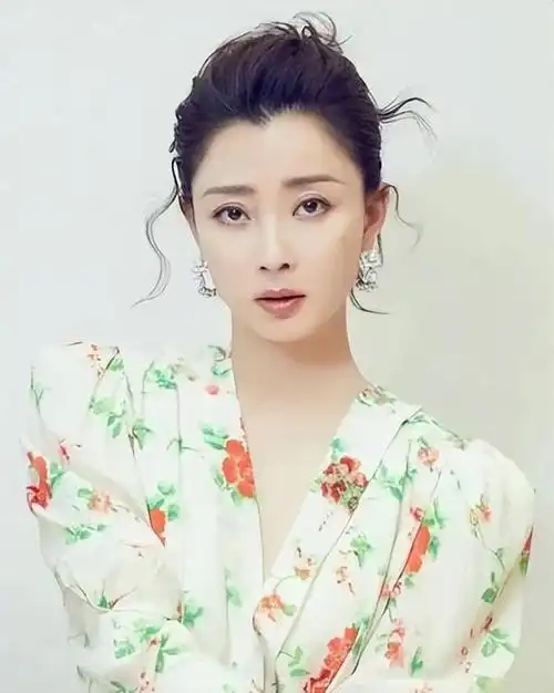 殷桃:离婚14年后至今单身未嫁,靠实力翻红,托起父母晚年