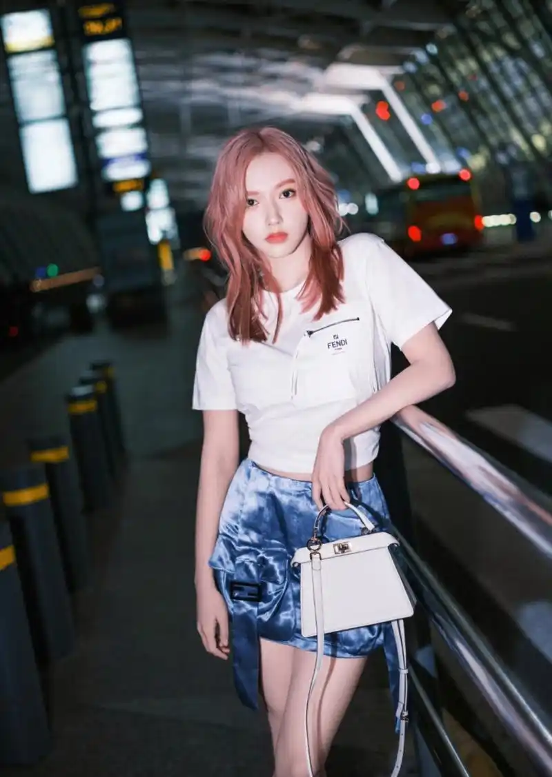 程潇微胖的身材天下闻名,蓝色短裤加露脐t恤将性感展现的淋漓尽致!