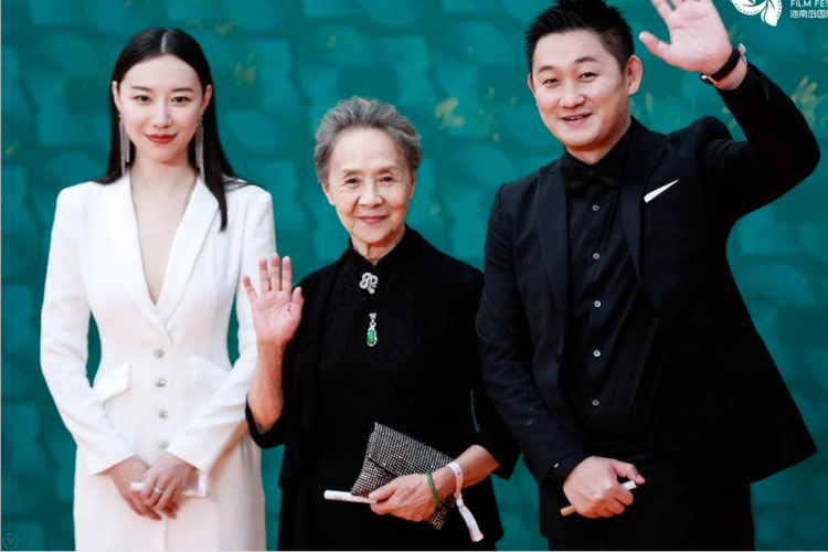 这场戏的情感全部从吴彦姝的眼神中表达出来.