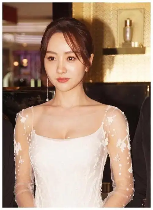 杨蓉绝美时刻身高不够身材来凑内娱最美性感花瓶