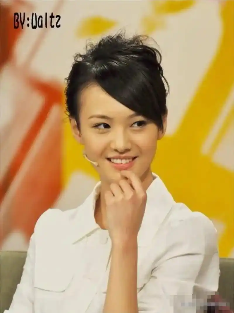 没有整容时的郑爽五官不精致,却是有一种很独特之美