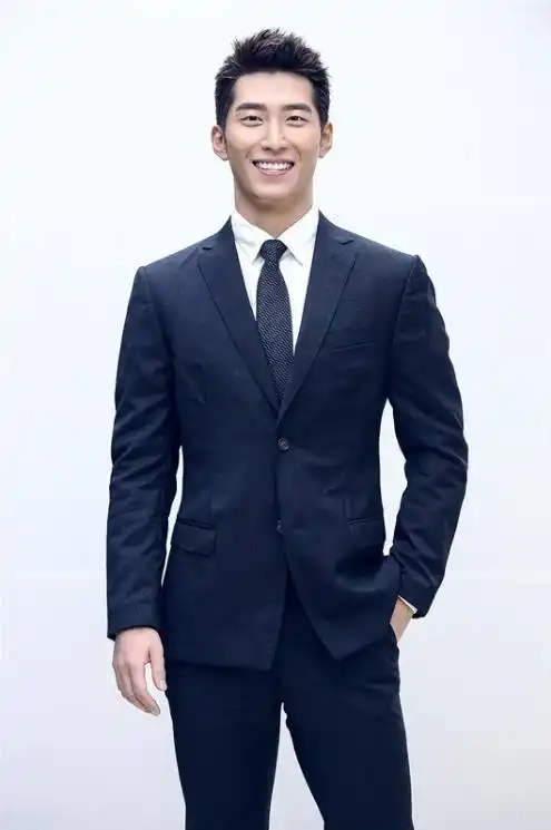 众男星穿黑色西装,鹿晗绅士,胡歌迷人,网友:最帅的还是林狗!