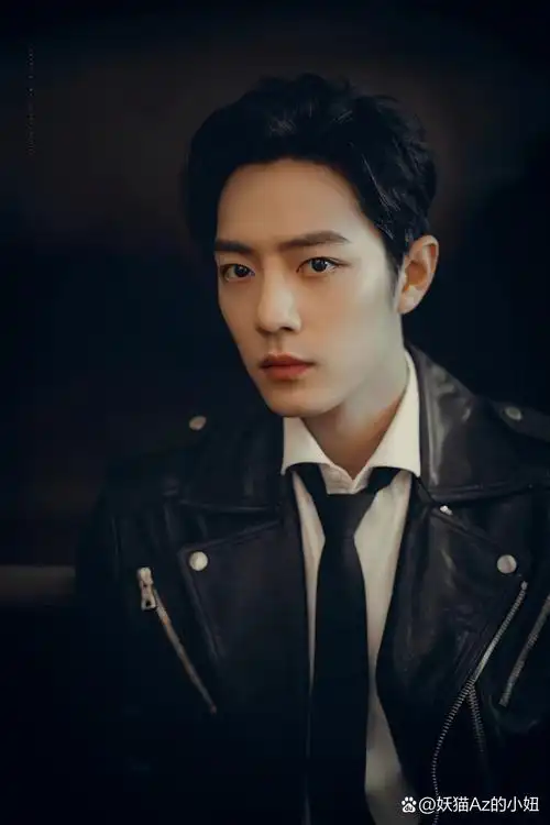 肖战# 他, 黑色短发,简洁利落,彰显自信与时尚,仿佛走在潮流的前沿.