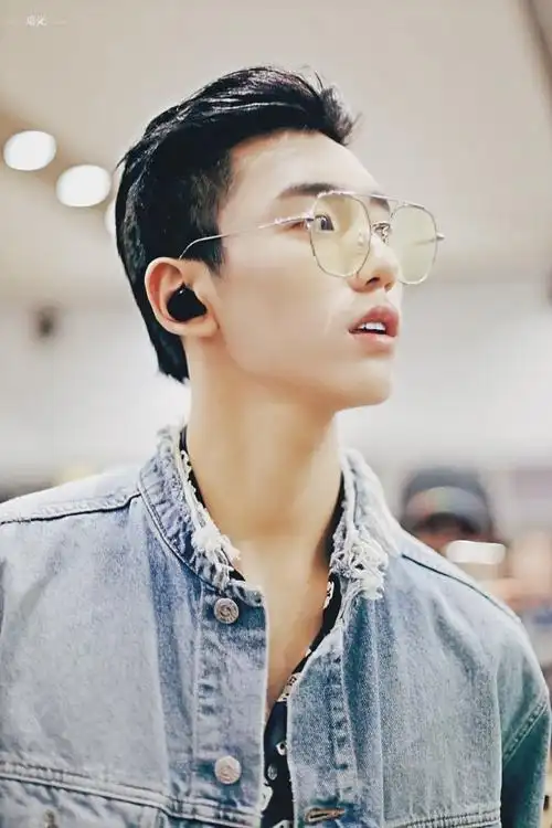 戴着眼镜的王子异太帅了一笑整个心都融化了