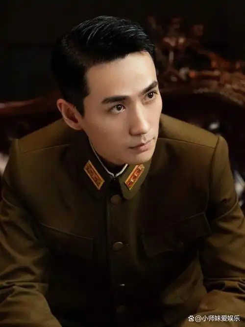 中很多男都曾挑战过军装造型,像是陈伟霆,张若昀穿上军装都是帅到不行