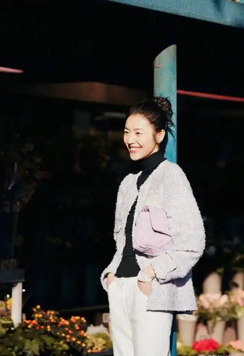 刘雯再创新造型,超长款西装轻松驾驭,网友:超模就能"为所欲为"_时尚_