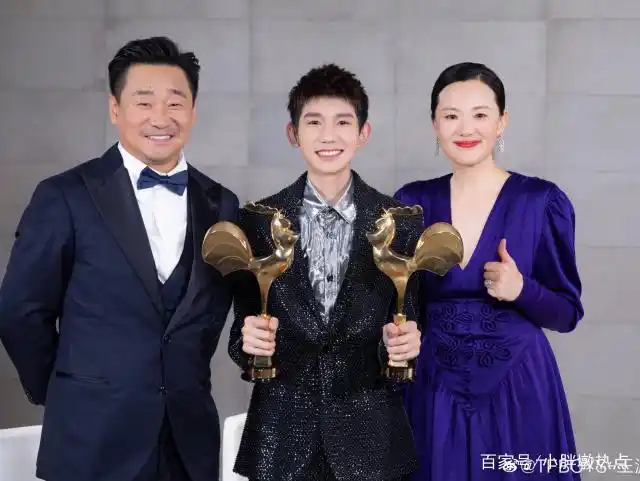 "爸妈"获影帝影后,王源现场弹钢琴庆祝,"一家人"地久天长