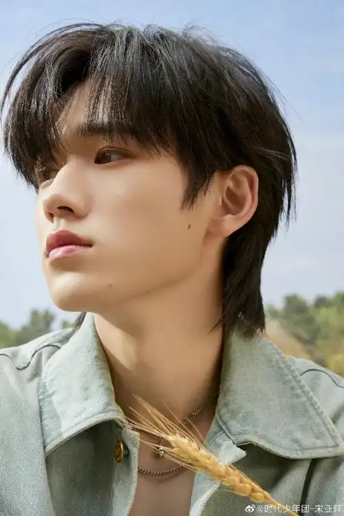 宋亚轩圣诞更新自拍#宋亚轩圣诞更新自拍微卷发型 黑色卫衣轮廓釉越