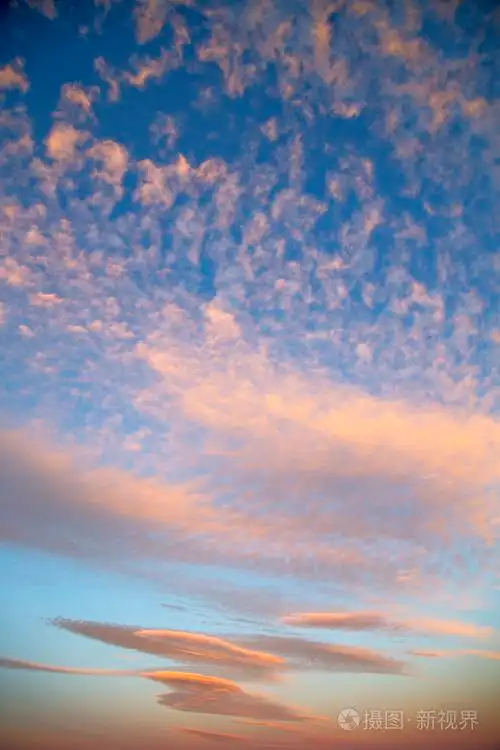 日出在五颜六色的天空白色柔软的云照片-正版商用图片1knqh4-摄图新