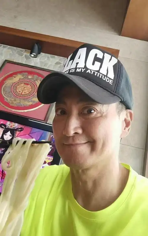 "展昭"何家劲62岁貌似谢霆锋,在内地开工厂,育有可爱女儿