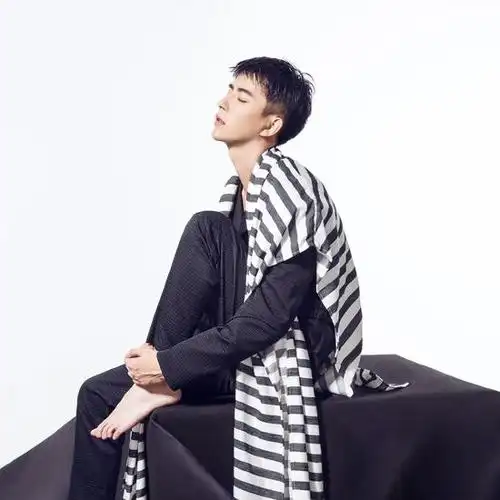 于朦胧首支单曲《凝视》首发 致敬回忆