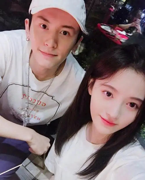 "四千年美女"鞠婧祎,与众多男演员合照都淡定,唯独和他不一样