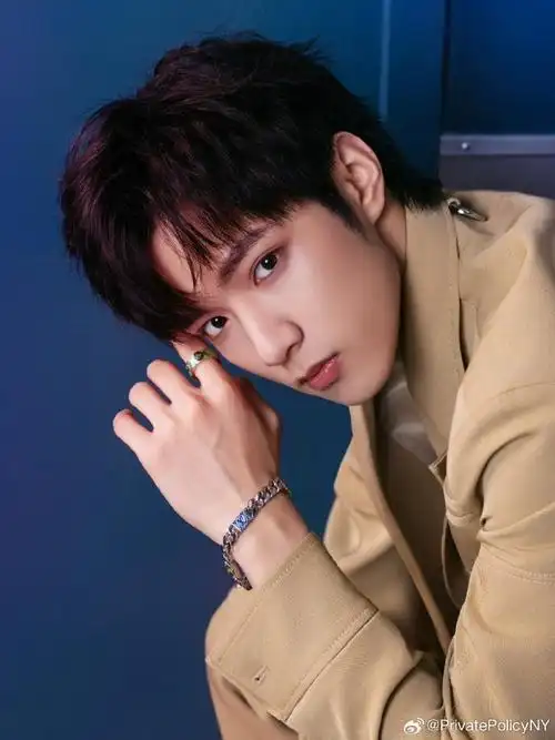 刘耀文身着private policy 2023秋冬系列西装和双层拼接长裤.