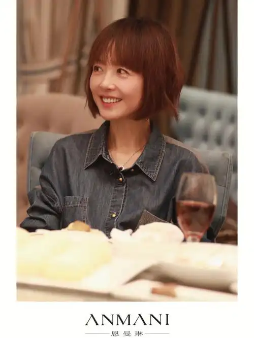 主持人鲁豫身着牛仔衬衫