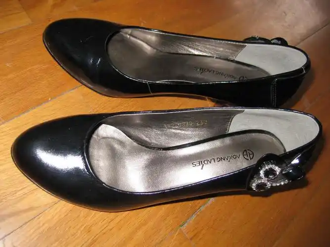 转仅穿过一天的09款奥康黑色女鞋