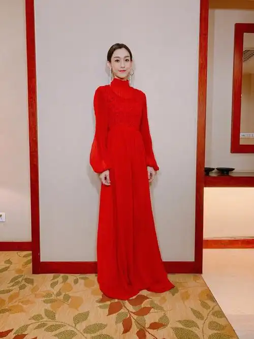 42岁范玮琪经常土味穿搭?这次换了条牛仔裤和短靴,秒变24岁少女