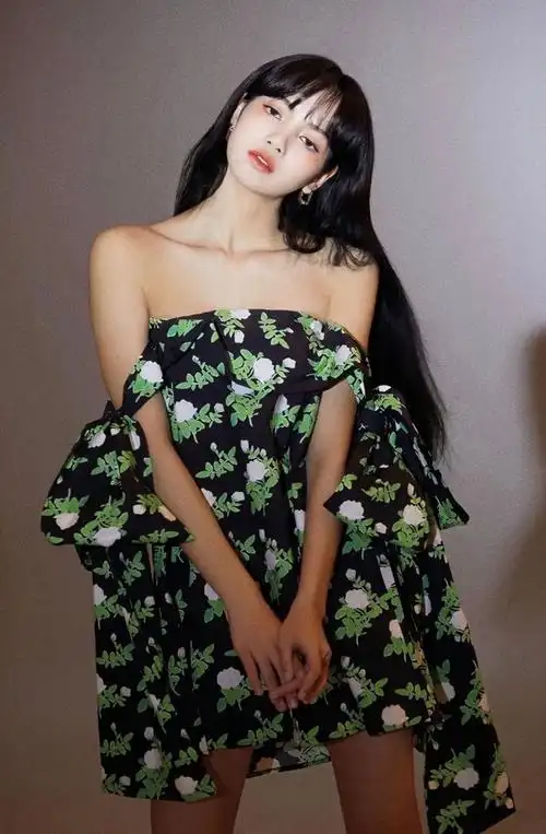 lisa气质惊艳了这个夏天穿一字肩碎花裙大秀婀娜身姿锁骨尽显