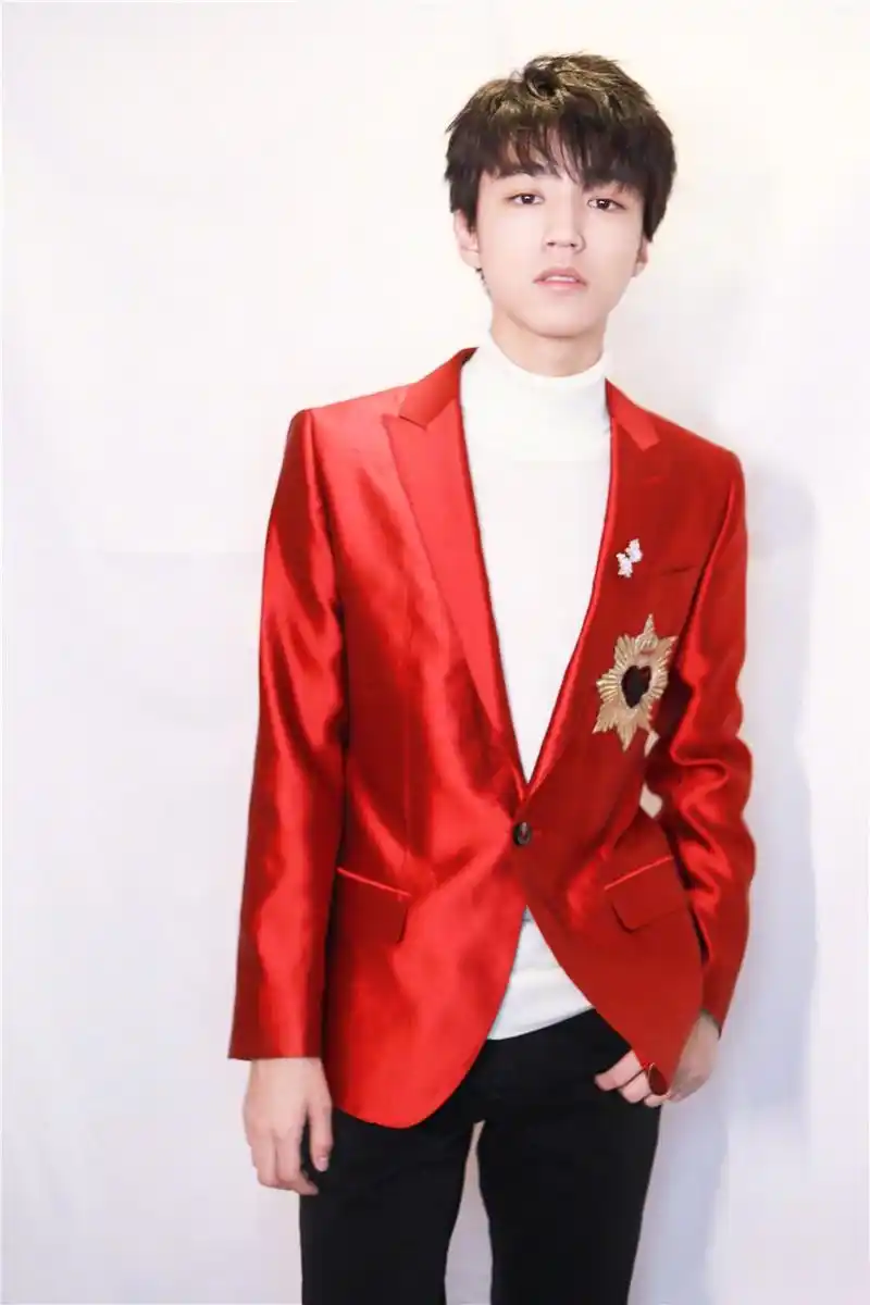 王俊凯修身红色西服大展优越大长腿,愈发彰显年轻活力和节日气息.