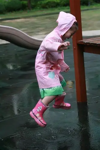 于是送来雨衣雨鞋雨伞,小人全副武装出门啦 申请:可不可以去踩水?
