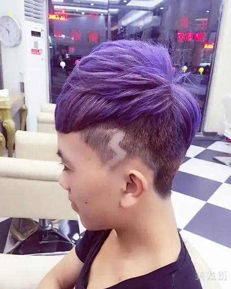男生染色发型一:非主流气息的一款男生短发发型,帅气的时尚短发与斜