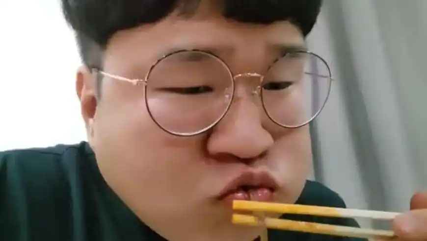 韩国吃货胖哥,在朋友店吃猪蹄和串串,大饼脸上线