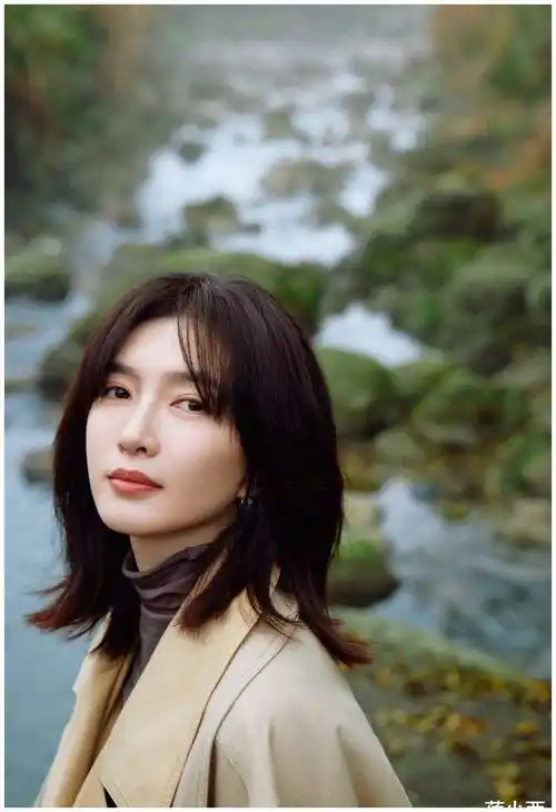 江疏影剪了新齐肩发型洋气10倍,穿卫衣 皮裤走机场,时髦减龄_显得