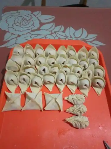 过了几分钟,我们就包了好多饺子,形状共三种,有元宝形的,有老鼠写状