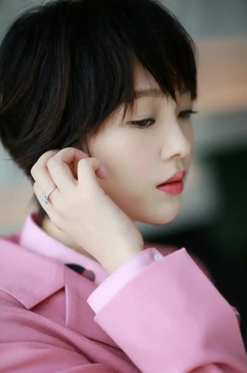 清艳脱俗,皓齿朱唇——何杜鹃