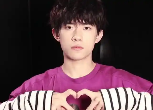 易烊千玺比心动作太特殊, 粉丝们表示模仿不来, 手指长才可以做到