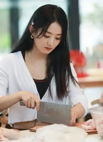 《中餐厅4》为一线人员送爱心,赵丽颖切肉到手抖,被称敬业