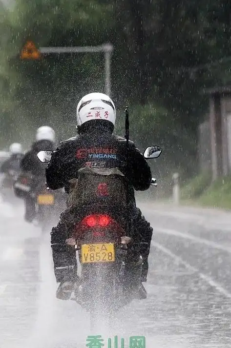 穿越中国62在风雨中前行