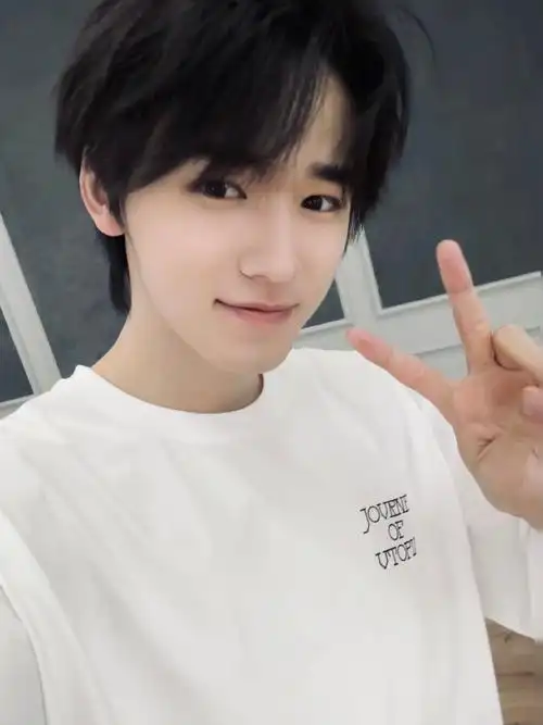 宋亚轩分享一个笑到眯眼的小人儿白t比耶自拍