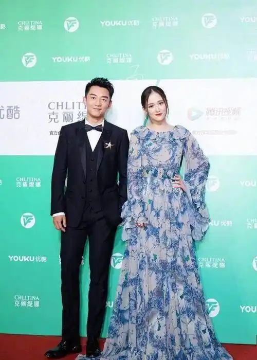 郑恺陈乔恩郎才女貌走红毯,完美搭配让人忽略一个尴尬的小细节_绅士_