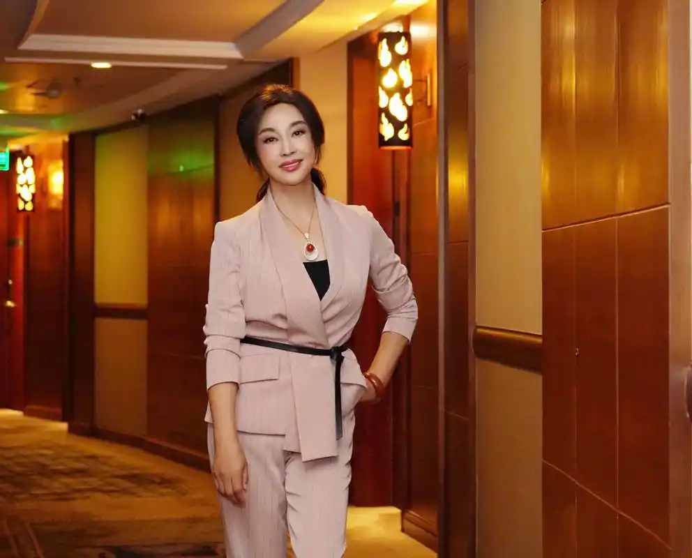 原创刘晓庆低调现身机场!碎花衫配喇叭裤超减龄,素颜扎马尾哪像63岁