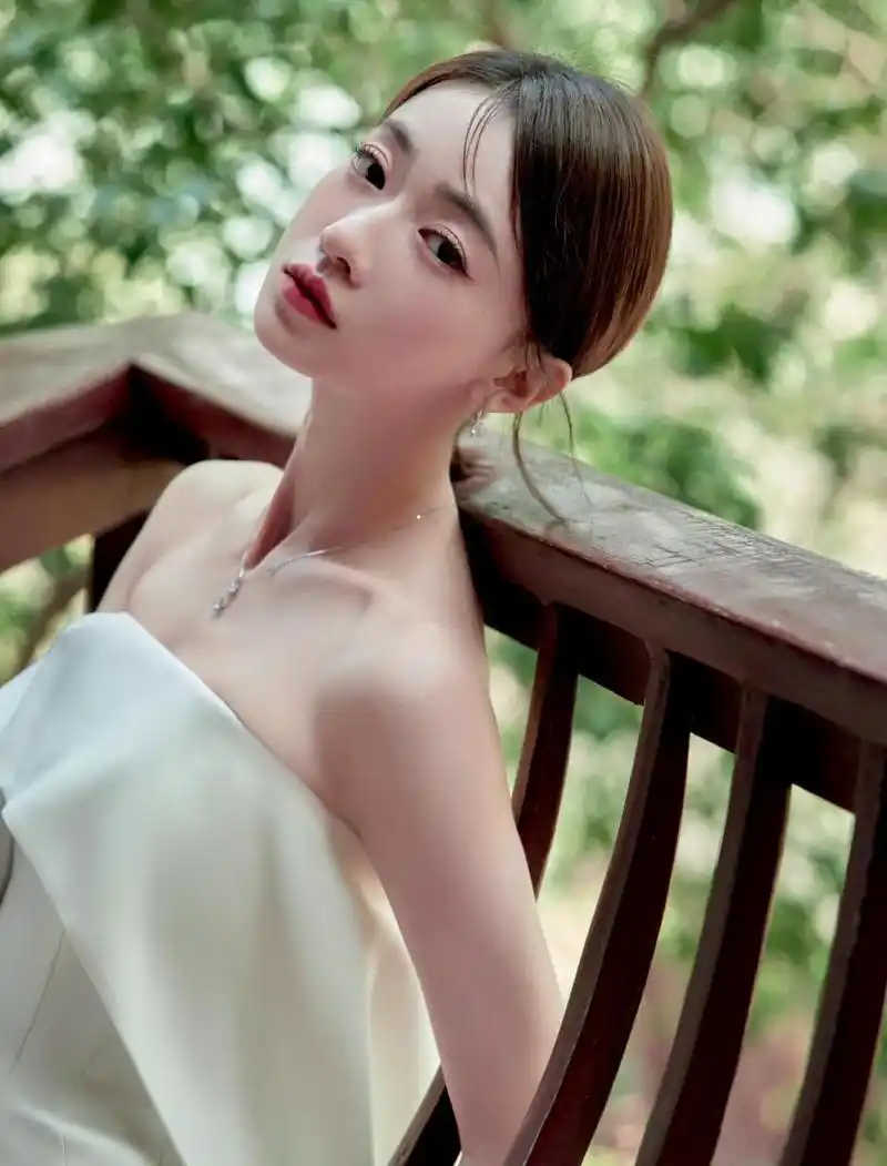 吴谨言最新时尚大片 身穿白色抹胸长裙,小露香肩,粉妆玉琢,肤如凝脂