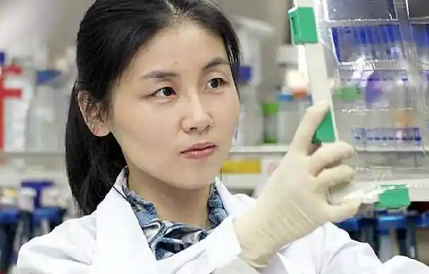 原创中国传奇闺蜜一个未婚成顶尖科学家一个生3娃帮世界首富花钱