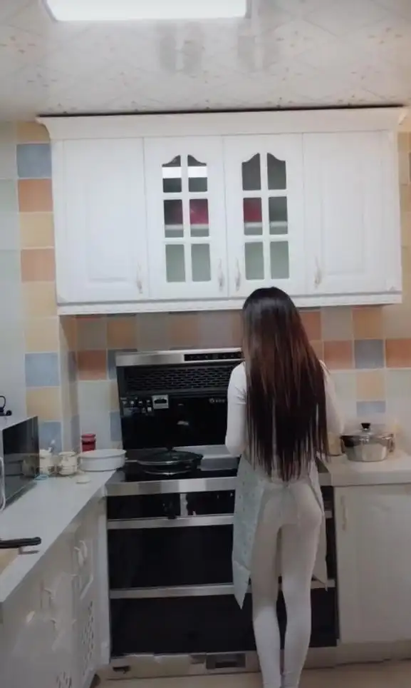 小姐姐做饭的背影太美了,当看到她回头,网友:抱歉打扰了