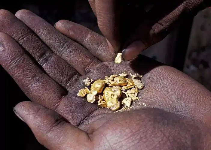 淘金客,像藏地常见的藏羚羊一样,将一块块蛮荒的无人区当作夏季迁徙