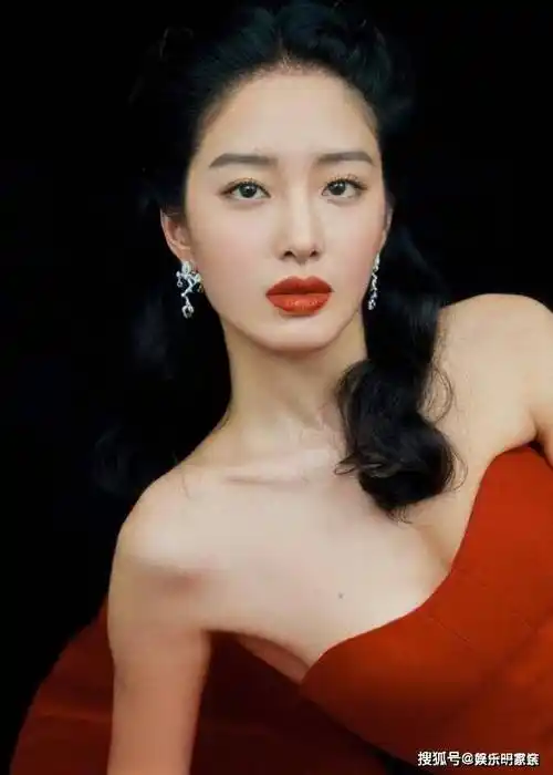 她美过刘亦菲!30岁杨采钰身材有料,回眸甜笑性感迷人!_角色_表演_演技