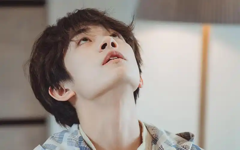 小鲜肉易烊千玺清爽干净卷发阳光迷人写真