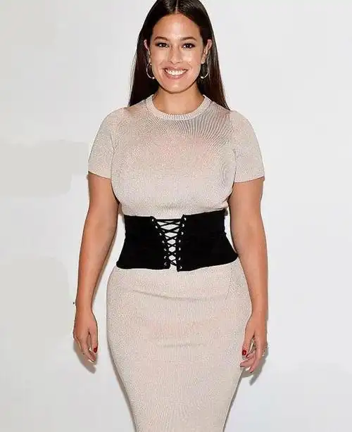 超模体重竟达170斤?轻松穿出沙漏身材,长相美艳却是靠身材出位