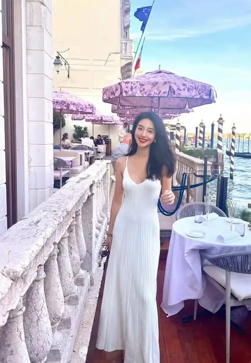 杨采钰嫁给大30岁的陈金飞到底亏不亏么?看到她的状态,小编明白了