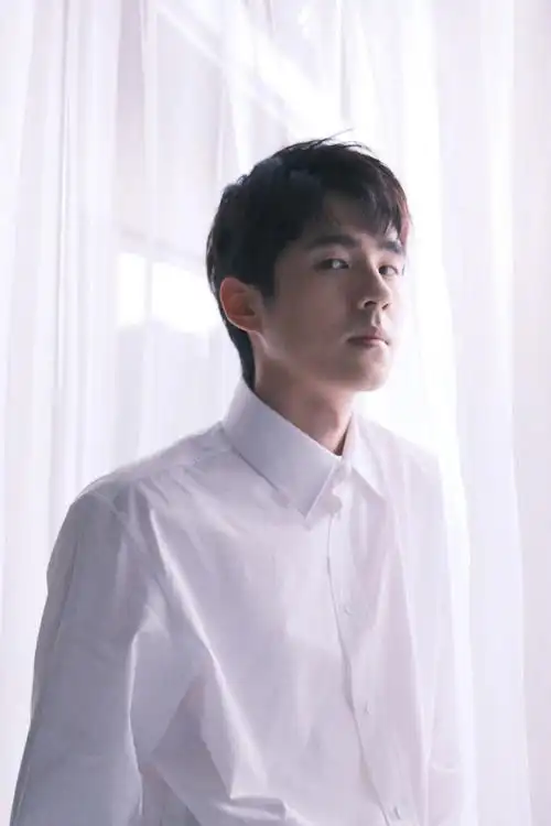刘昊然白衬衫清爽帅气写真