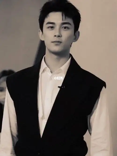 吴磊一双多情的桃花眼看谁都深情,加大木火相位赋予他的荷尔蒙魅力,小