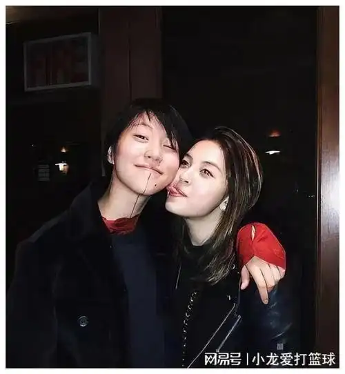 网曝窦靖童感情扑朔迷离:早期与演员周迅,现在与导演李孟桥暧昧